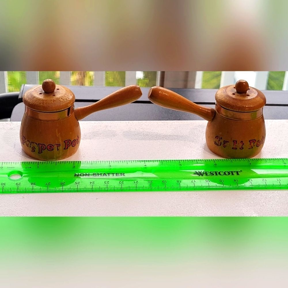 Vintage wooden S&P Shakers, Green Lakes WS